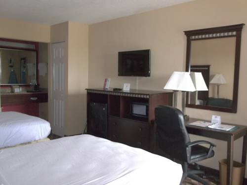 days-inn-fort-lauderdale-airport-north-cruise-port-bed-room