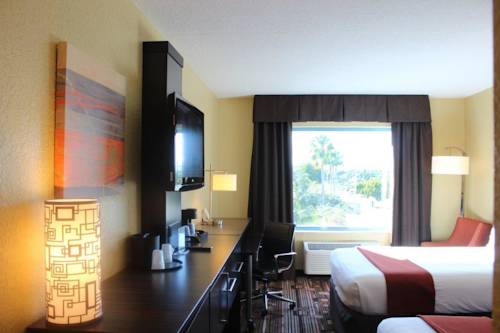 holiday-inn-express-ft-lauderdale-convention-center-bed-room
